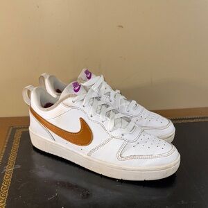 Nike Court Borough Low 2 SE White Copper Gradeschool Boy’s Size 5Y